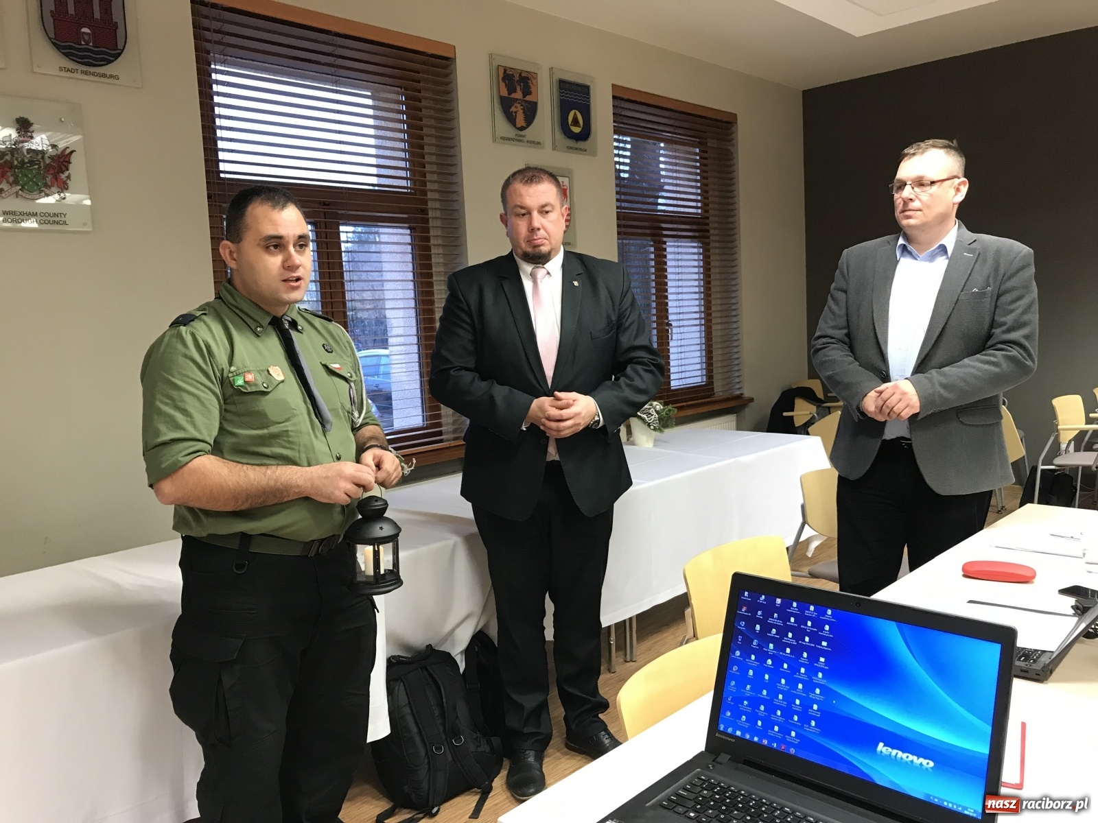 Zdjęcie w galerii na portalu naszraciborz.pl: Betlejemskie Światełko Pokoju trafiło do Starostwa wiadomości z regionu