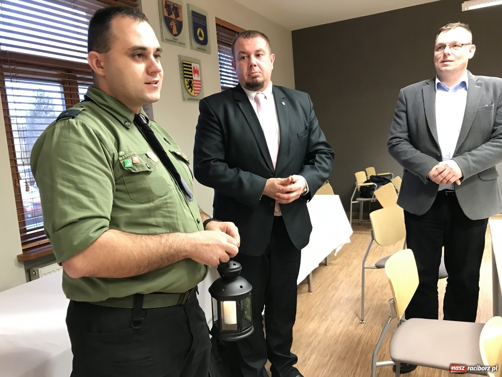 Zdjęcie w galerii na portalu naszraciborz.pl: Betlejemskie Światełko Pokoju trafiło do Starostwa wiadomości z regionu