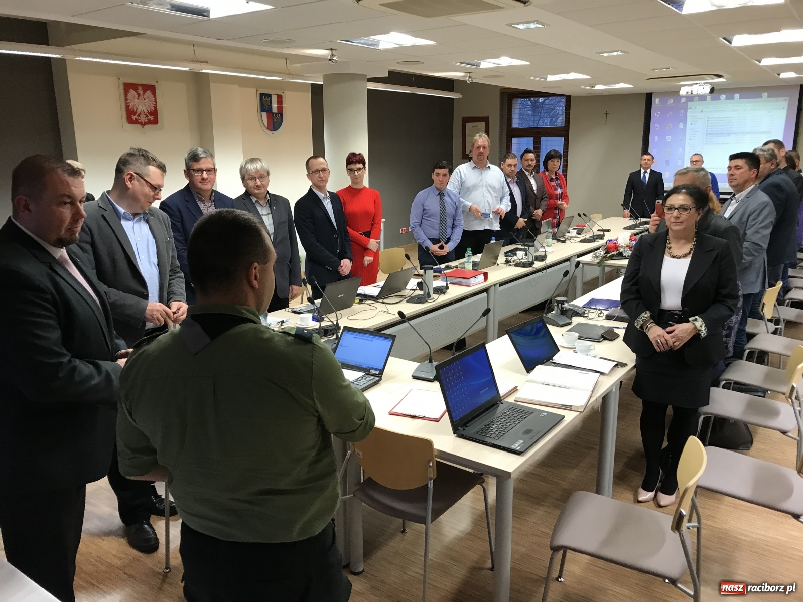 Zdjęcie w galerii na portalu naszraciborz.pl: Betlejemskie Światełko Pokoju trafiło do Starostwa wiadomości z regionu