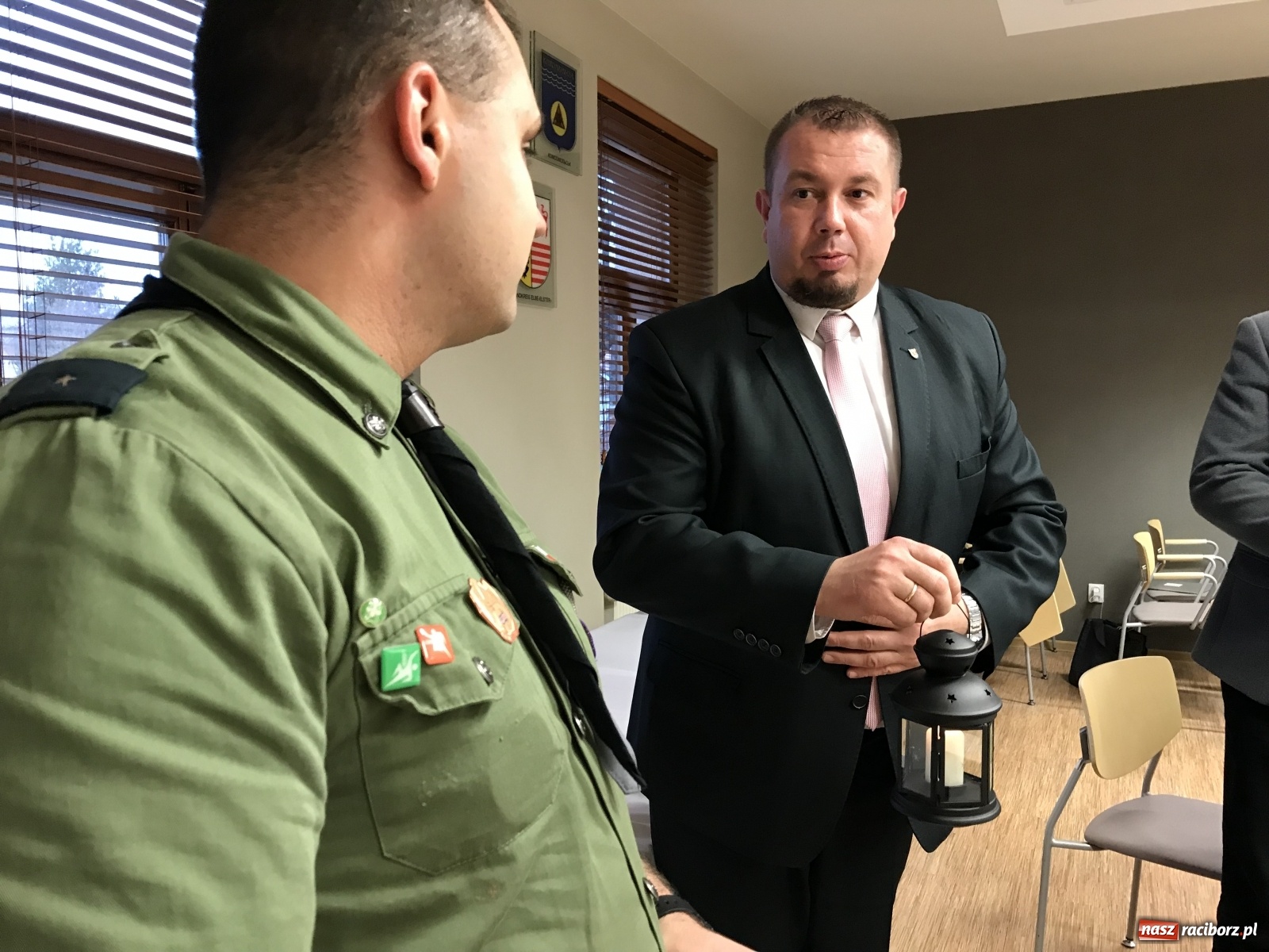 Zdjęcie w galerii na portalu naszraciborz.pl: Betlejemskie Światełko Pokoju trafiło do Starostwa wiadomości z regionu