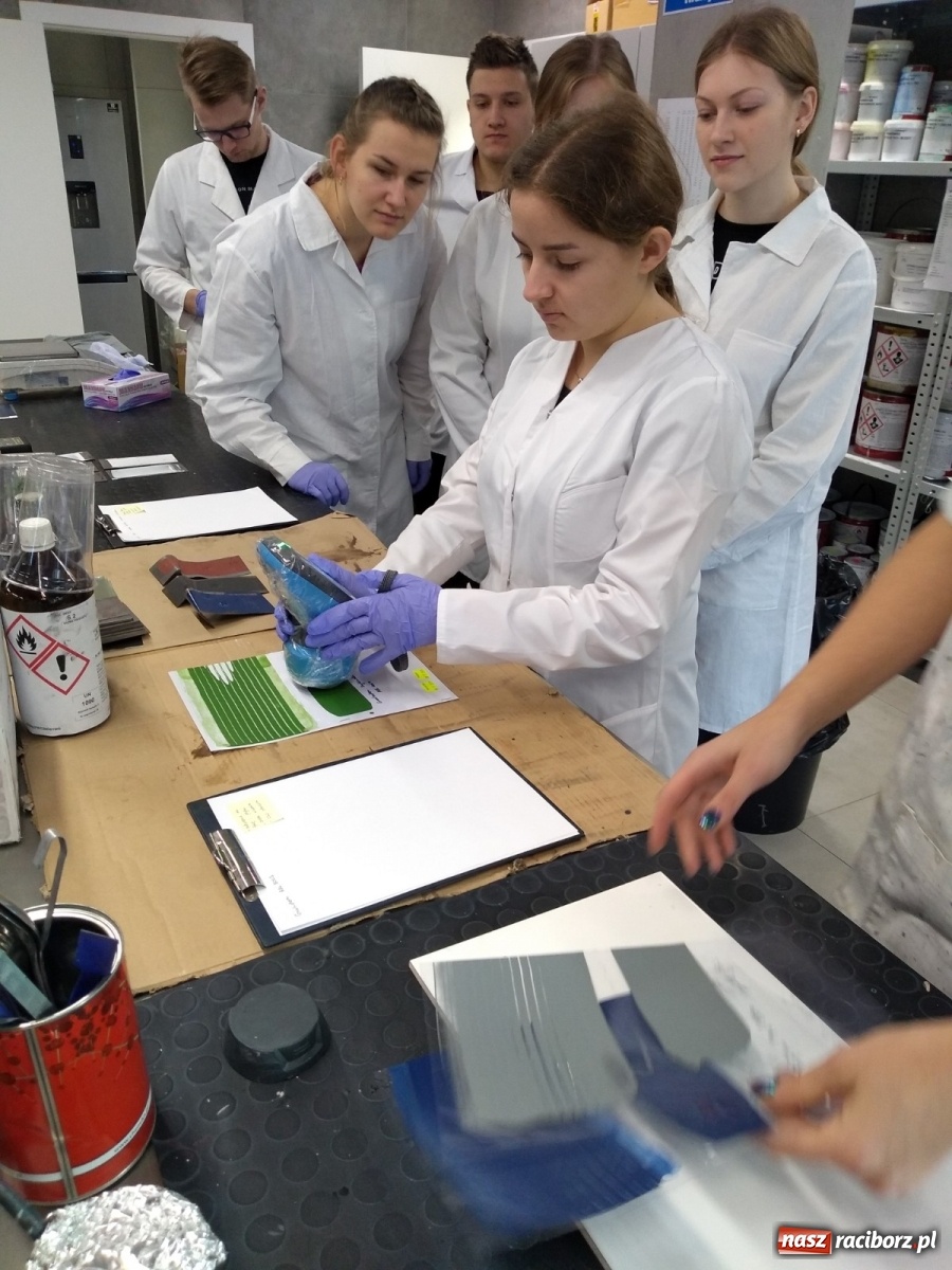 Zdjęcie w galerii na portalu naszraciborz.pl: Chemicy z Raciborza z wizytą w firmie Chemika wiadomości z regionu