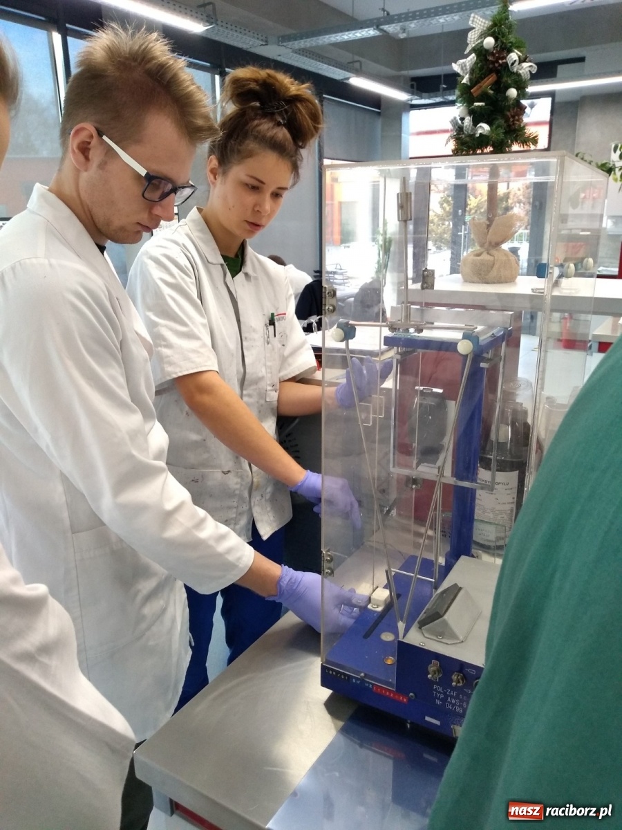 Zdjęcie w galerii na portalu naszraciborz.pl: Chemicy z Raciborza z wizytą w firmie Chemika wiadomości z regionu