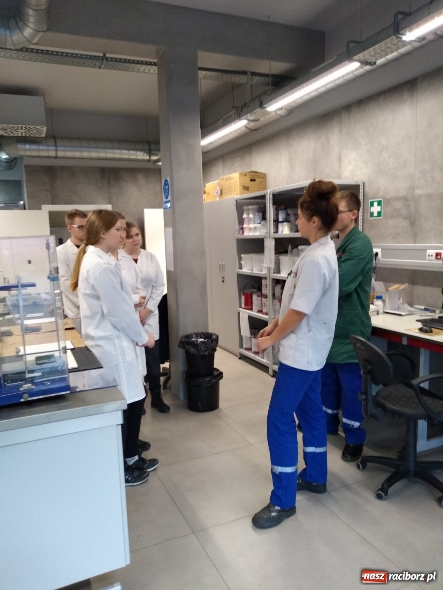 Zdjęcie w galerii na portalu naszraciborz.pl: Chemicy z Raciborza z wizytą w firmie Chemika wiadomości z regionu