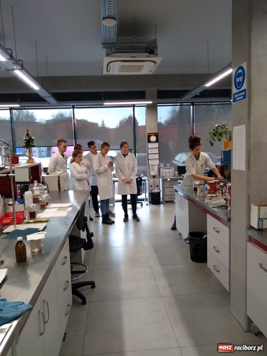 Zdjęcie w galerii na portalu naszraciborz.pl: Chemicy z Raciborza z wizytą w firmie Chemika wiadomości z regionu