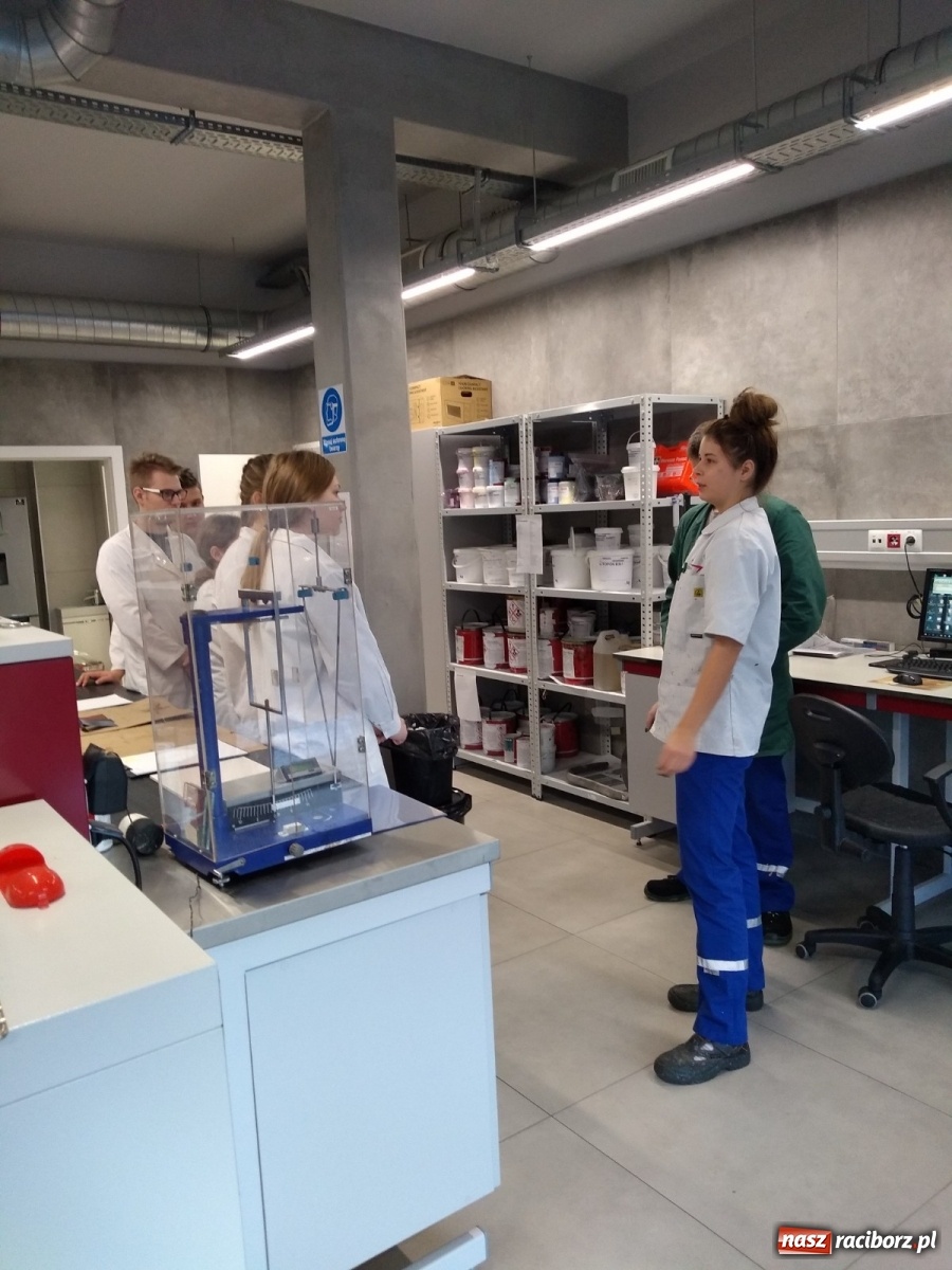 Zdjęcie w galerii na portalu naszraciborz.pl: Chemicy z Raciborza z wizytą w firmie Chemika wiadomości z regionu