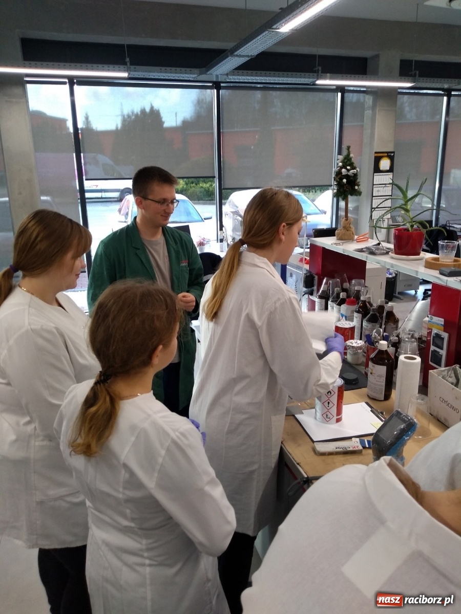 Zdjęcie w galerii na portalu naszraciborz.pl: Chemicy z Raciborza z wizytą w firmie Chemika wiadomości z regionu