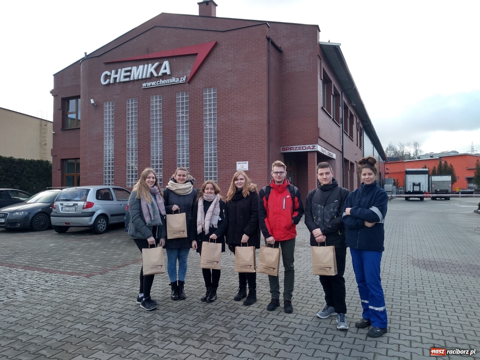 Zdjęcie w galerii na portalu naszraciborz.pl: Chemicy z Raciborza z wizytą w firmie Chemika wiadomości z regionu
