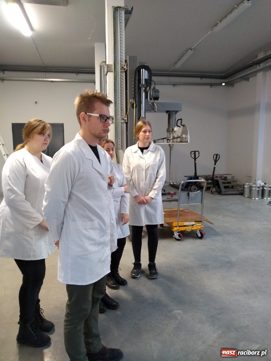 Zdjęcie w galerii na portalu naszraciborz.pl: Chemicy z Raciborza z wizytą w firmie Chemika wiadomości z regionu