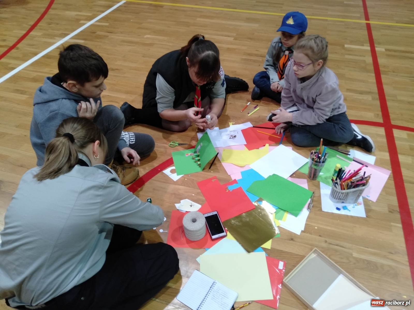 Zdjęcie w galerii na portalu naszraciborz.pl: Harcerze z Raciborza wyruszyli po Światło, które daje moc wiadomości z regionu