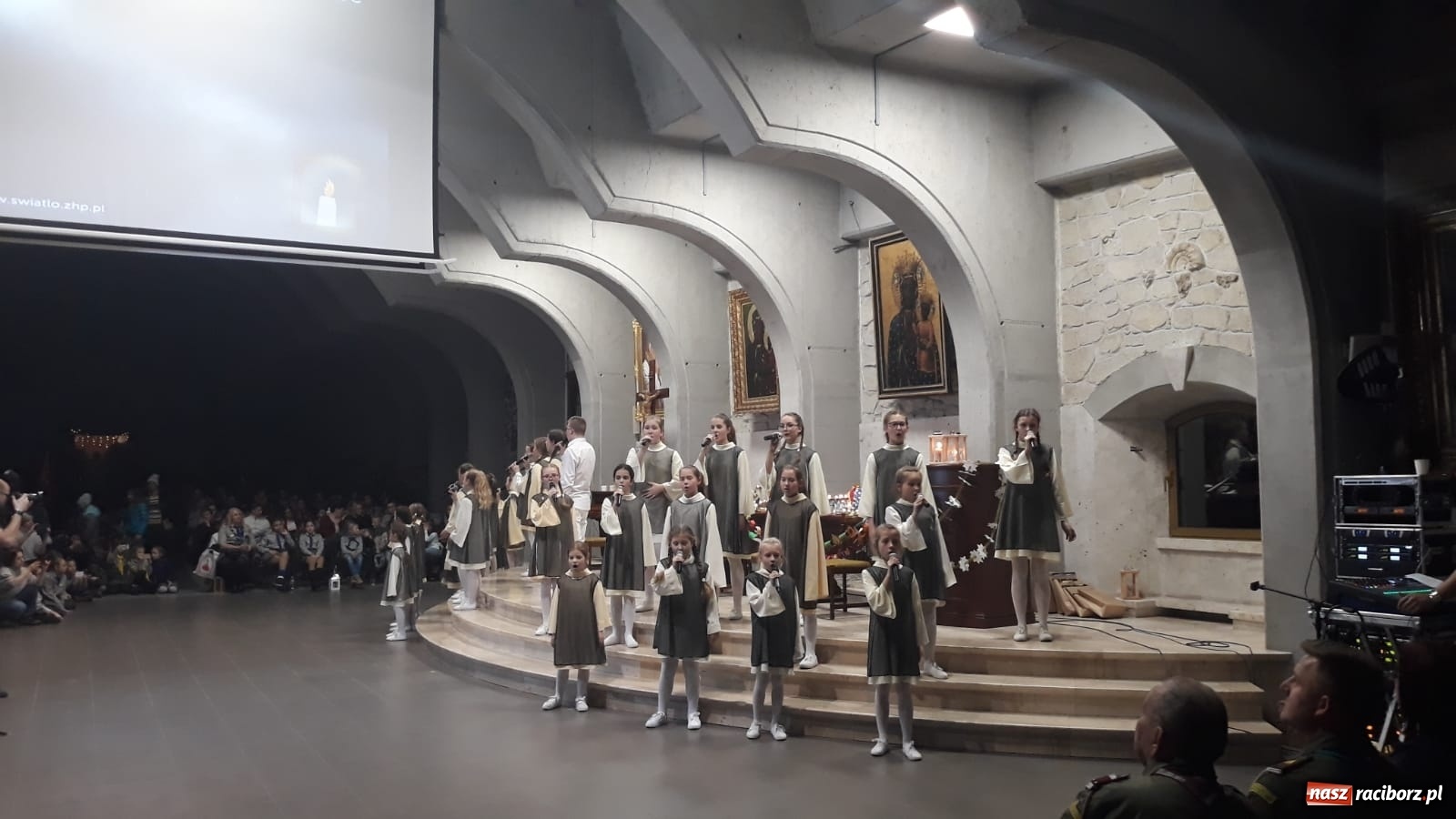 Zdjęcie w galerii na portalu naszraciborz.pl: Harcerze z Raciborza wyruszyli po Światło, które daje moc wiadomości z regionu