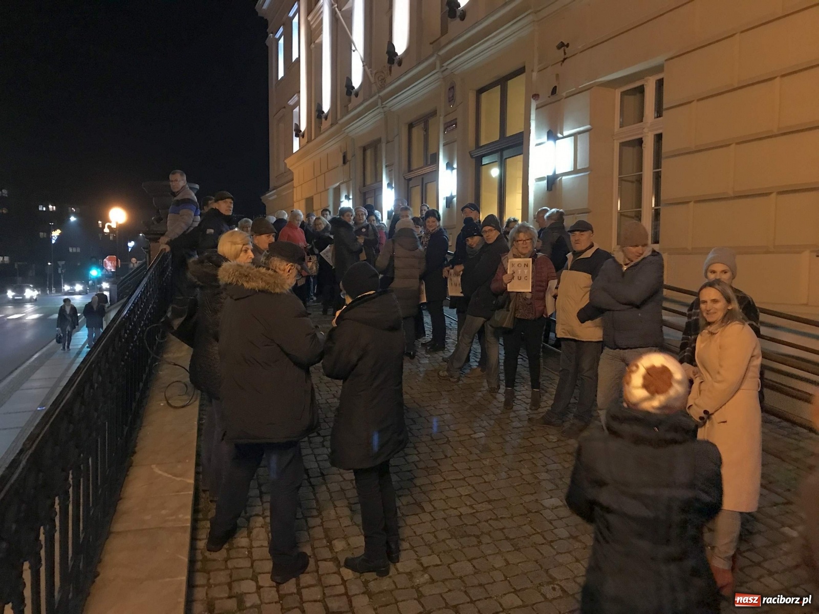 Zdjęcie w galerii na portalu naszraciborz.pl: Dziś Sędziowie – jutro Ty! Protest pod raciborskim sądem [FOTO i WIDEO] wiadomości z regionu
