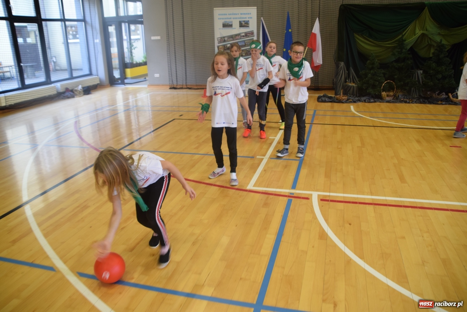 Zdjęcie w galerii na portalu naszraciborz.pl: Mikołajem zostań Ty. Spotkanie uczniów z Polski i Czech wiadomości z regionu