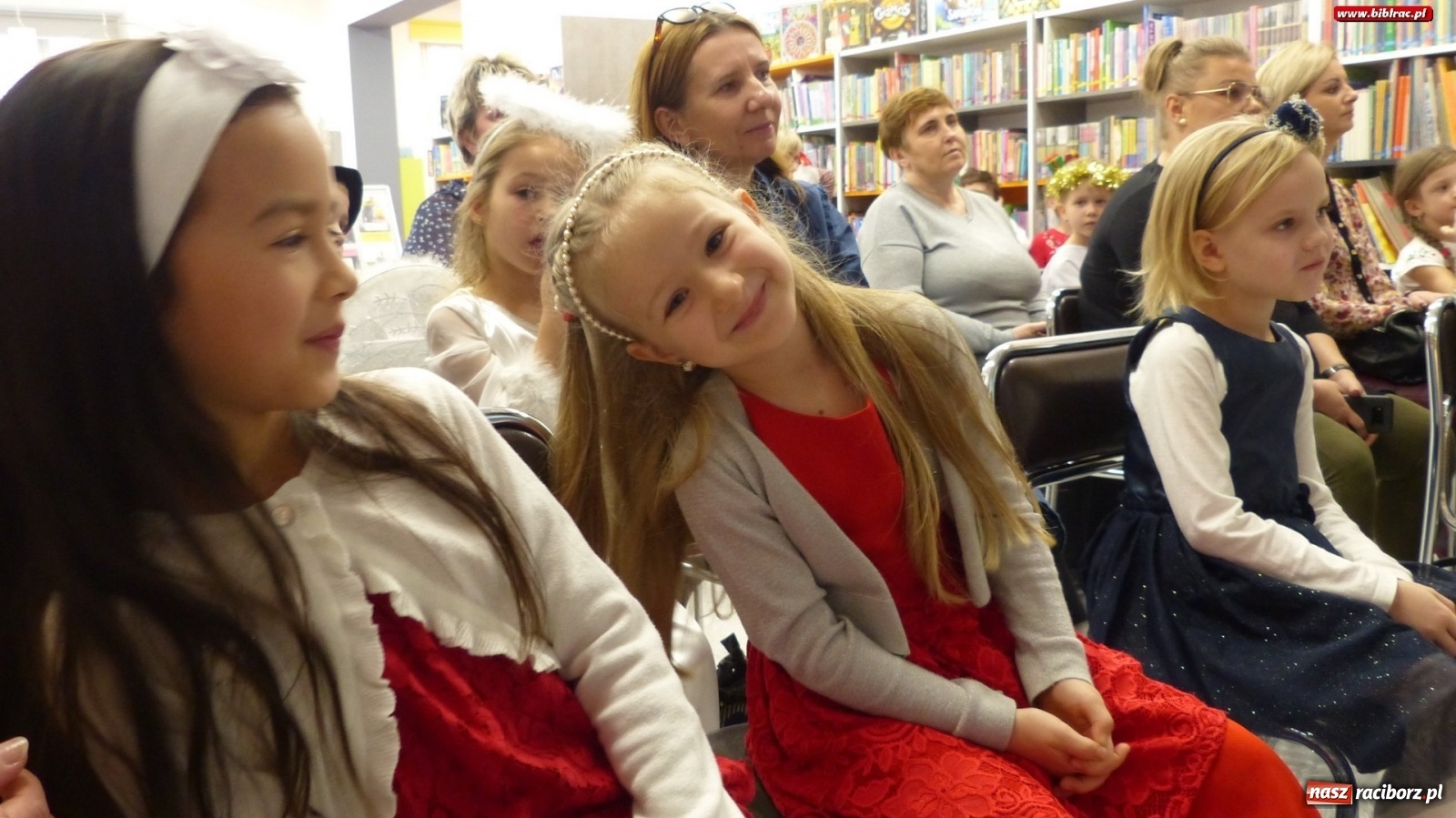 Zdjęcie w galerii na portalu naszraciborz.pl: Przedszkolacy kolędowali w raciborskiej książnicy [FOTO] wiadomości z regionu
