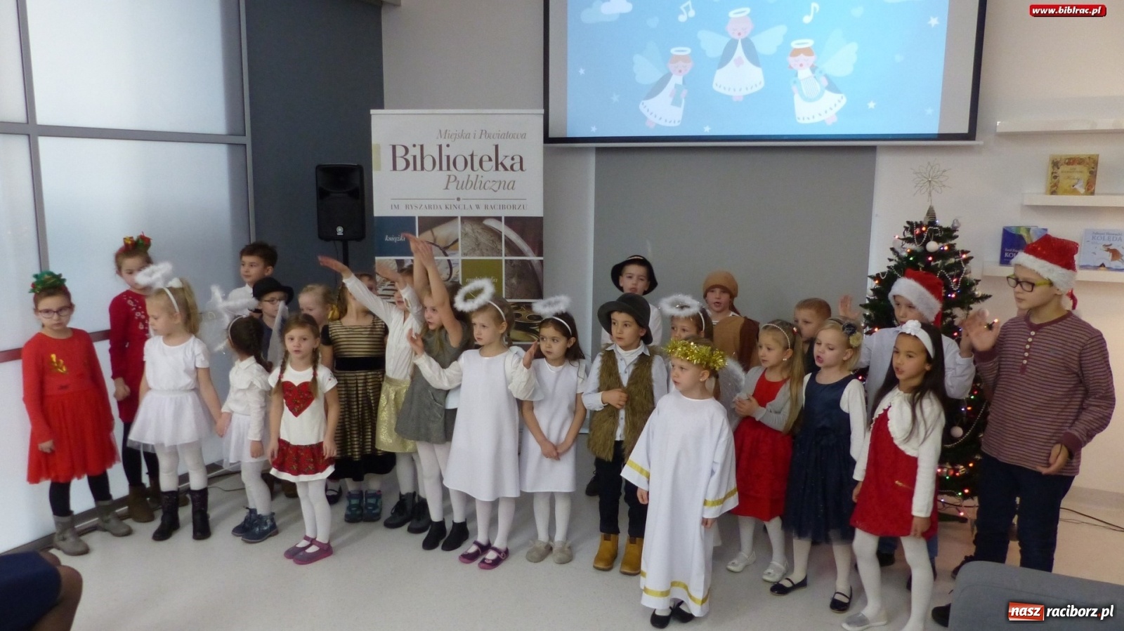 Zdjęcie w galerii na portalu naszraciborz.pl: Przedszkolacy kolędowali w raciborskiej książnicy [FOTO] wiadomości z regionu