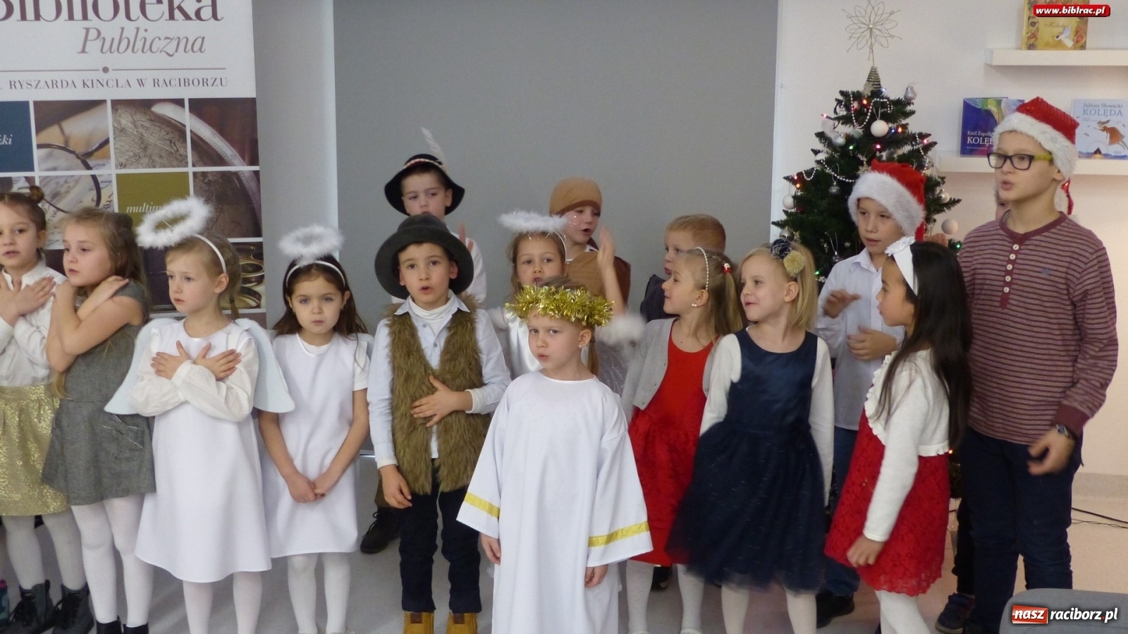 Zdjęcie w galerii na portalu naszraciborz.pl: Przedszkolacy kolędowali w raciborskiej książnicy [FOTO] wiadomości z regionu