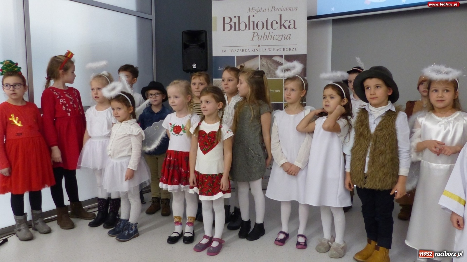 Zdjęcie w galerii na portalu naszraciborz.pl: Przedszkolacy kolędowali w raciborskiej książnicy [FOTO] wiadomości z regionu