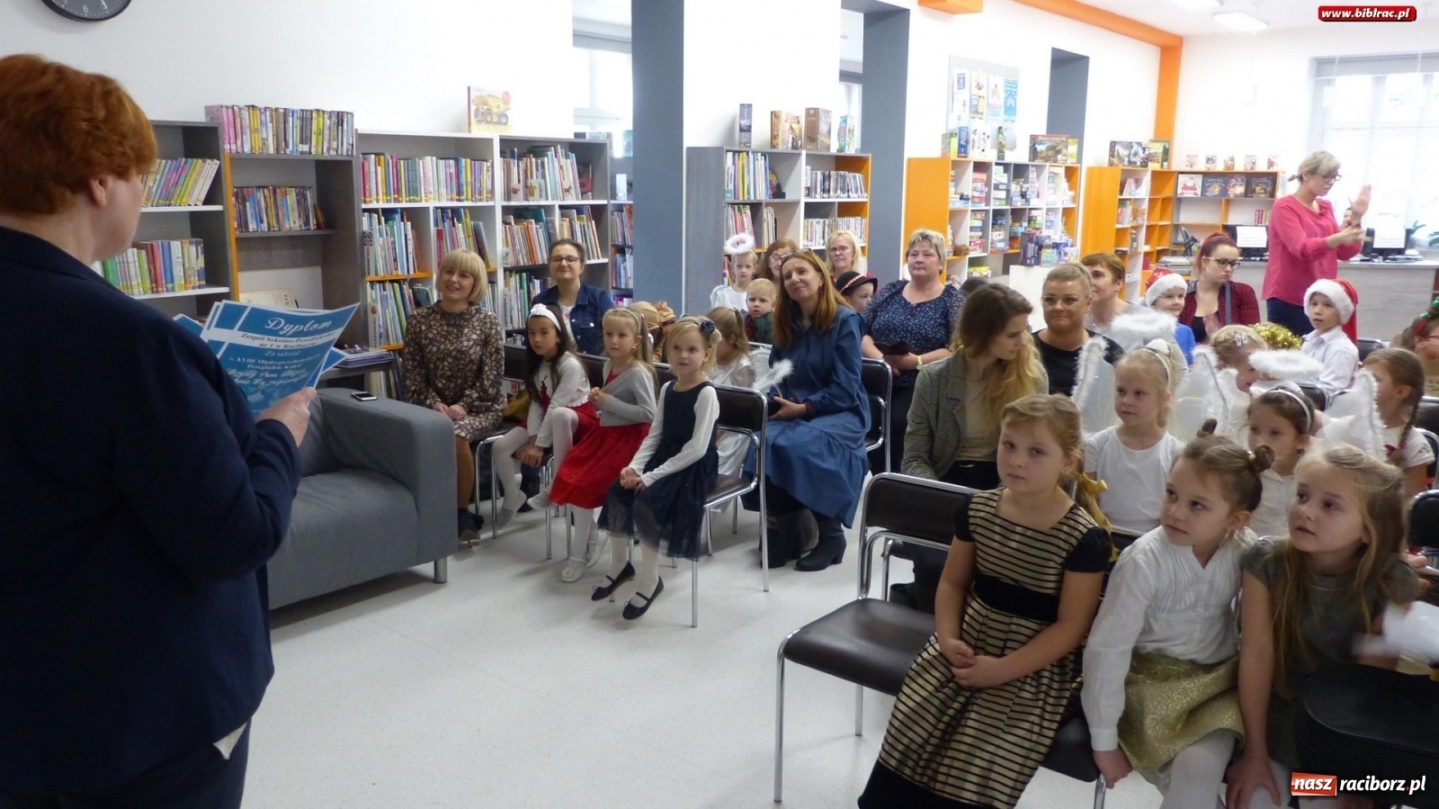Zdjęcie w galerii na portalu naszraciborz.pl: Przedszkolacy kolędowali w raciborskiej książnicy [FOTO] wiadomości z regionu