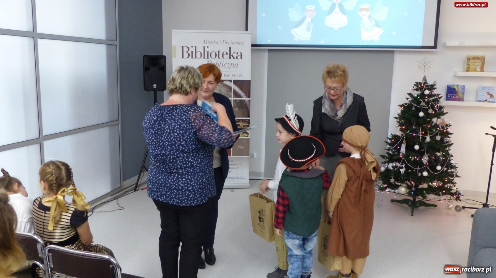 Zdjęcie w galerii na portalu naszraciborz.pl: Przedszkolacy kolędowali w raciborskiej książnicy [FOTO] wiadomości z regionu