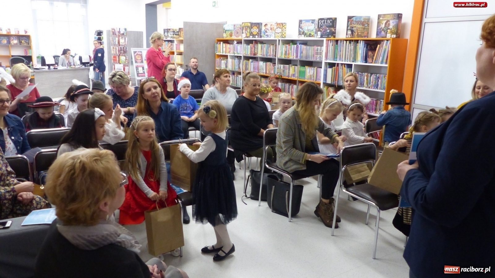 Zdjęcie w galerii na portalu naszraciborz.pl: Przedszkolacy kolędowali w raciborskiej książnicy [FOTO] wiadomości z regionu