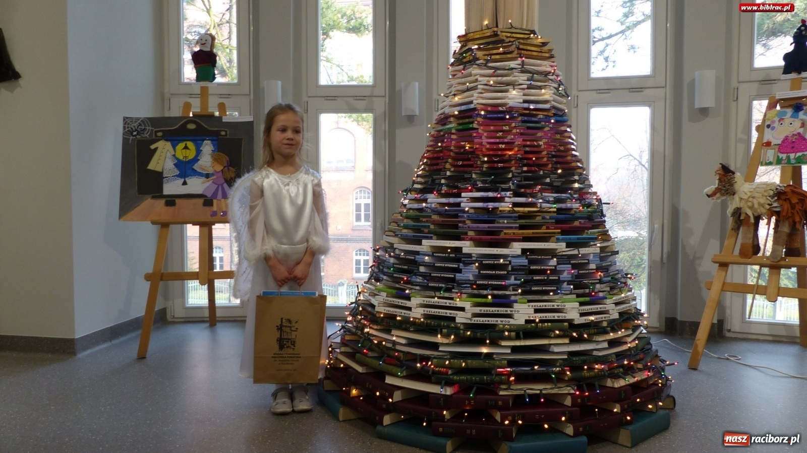 Zdjęcie w galerii na portalu naszraciborz.pl: Przedszkolacy kolędowali w raciborskiej książnicy [FOTO] wiadomości z regionu