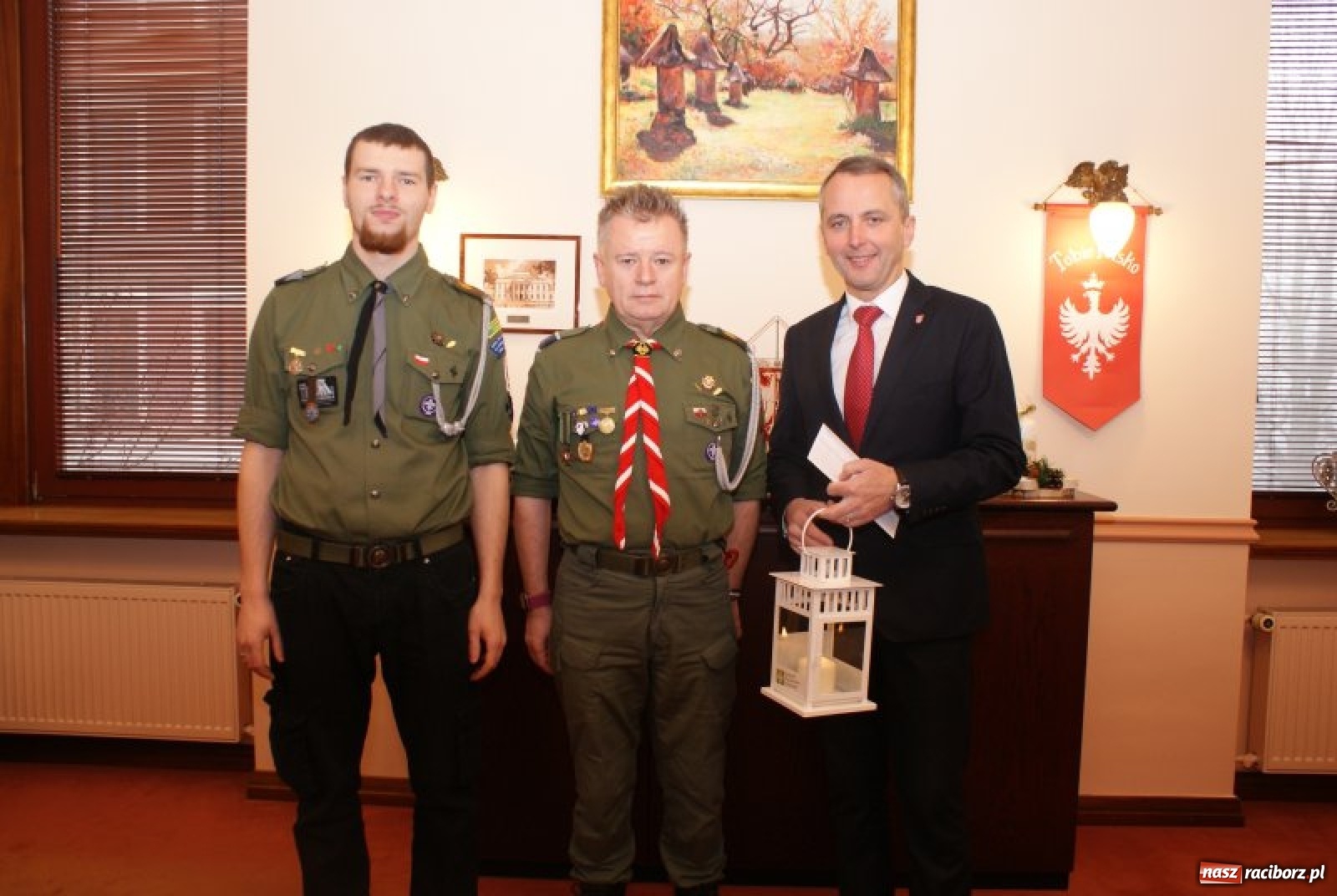 Zdjęcie w galerii na portalu naszraciborz.pl: Betlejemskie Światło Pokoju dotarło do ratusza  wiadomości z regionu