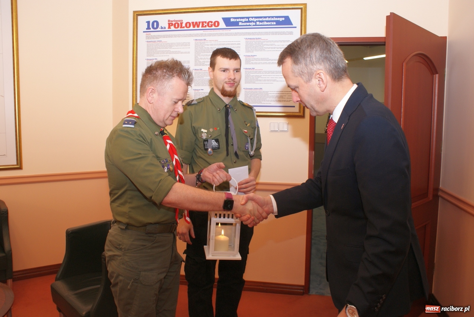 Zdjęcie w galerii na portalu naszraciborz.pl: Betlejemskie Światło Pokoju dotarło do ratusza  wiadomości z regionu