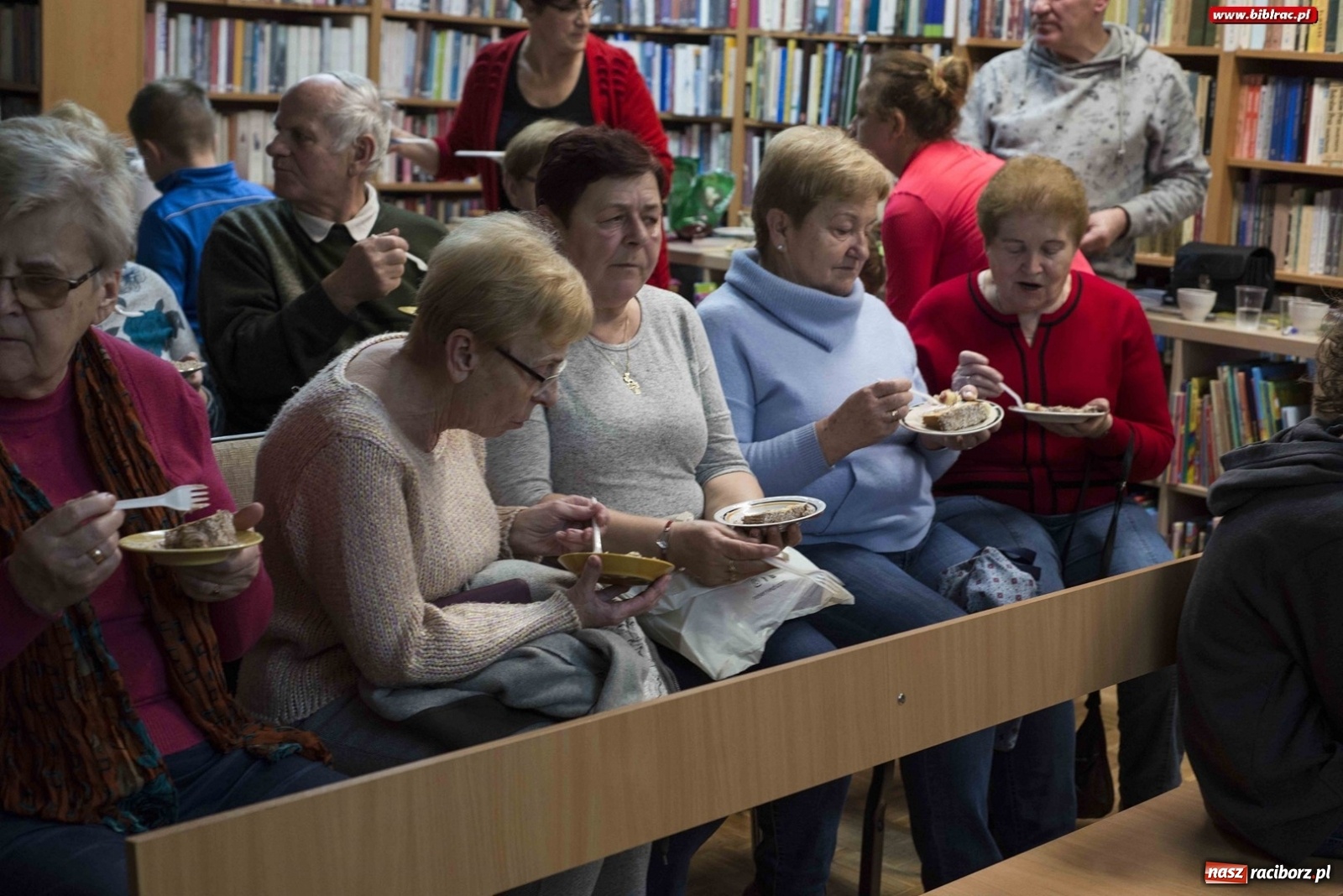 Zdjęcie w galerii na portalu naszraciborz.pl: W raciborskiej książnicy już świątecznie wiadomości z regionu