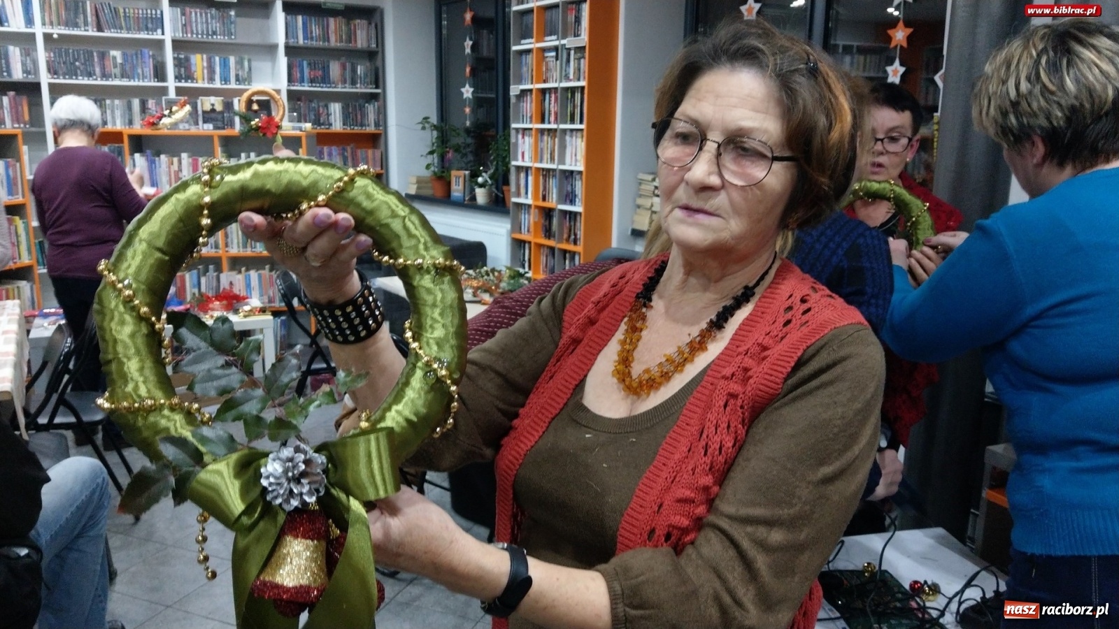Zdjęcie w galerii na portalu naszraciborz.pl: W raciborskiej książnicy już świątecznie wiadomości z regionu