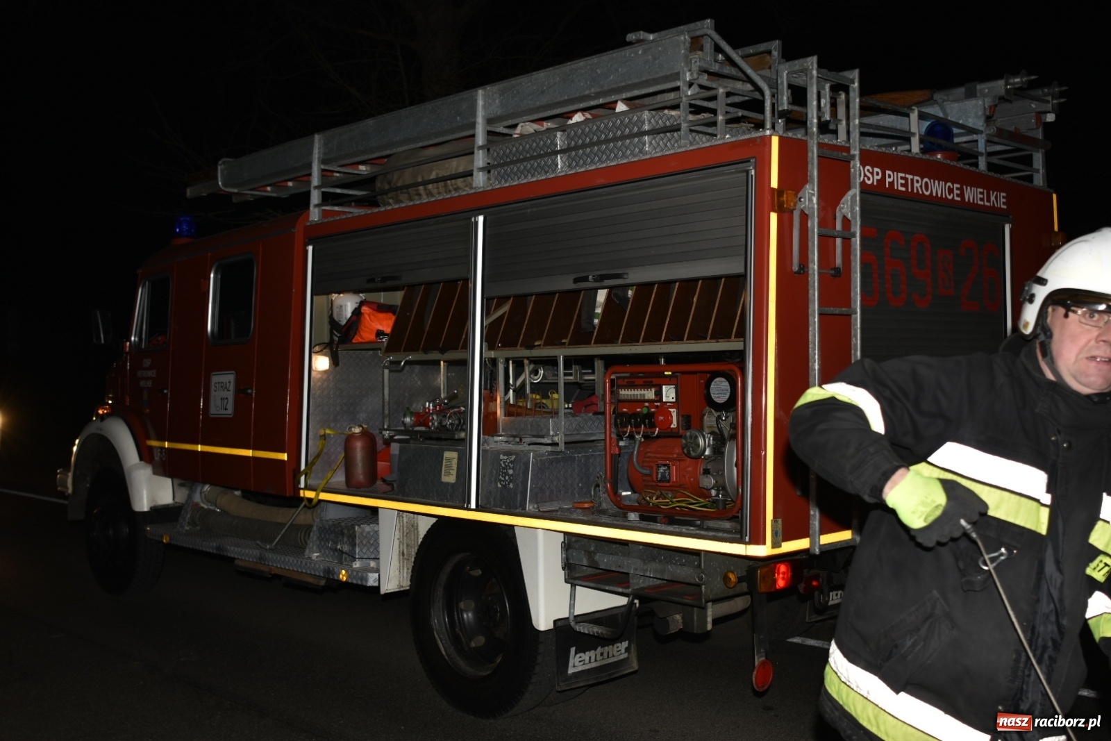 Zdjęcie w galerii na portalu naszraciborz.pl: Drzewo uszkodziło samochód na drodze Pietrowice Wielkie-Kietrz  wiadomości z regionu