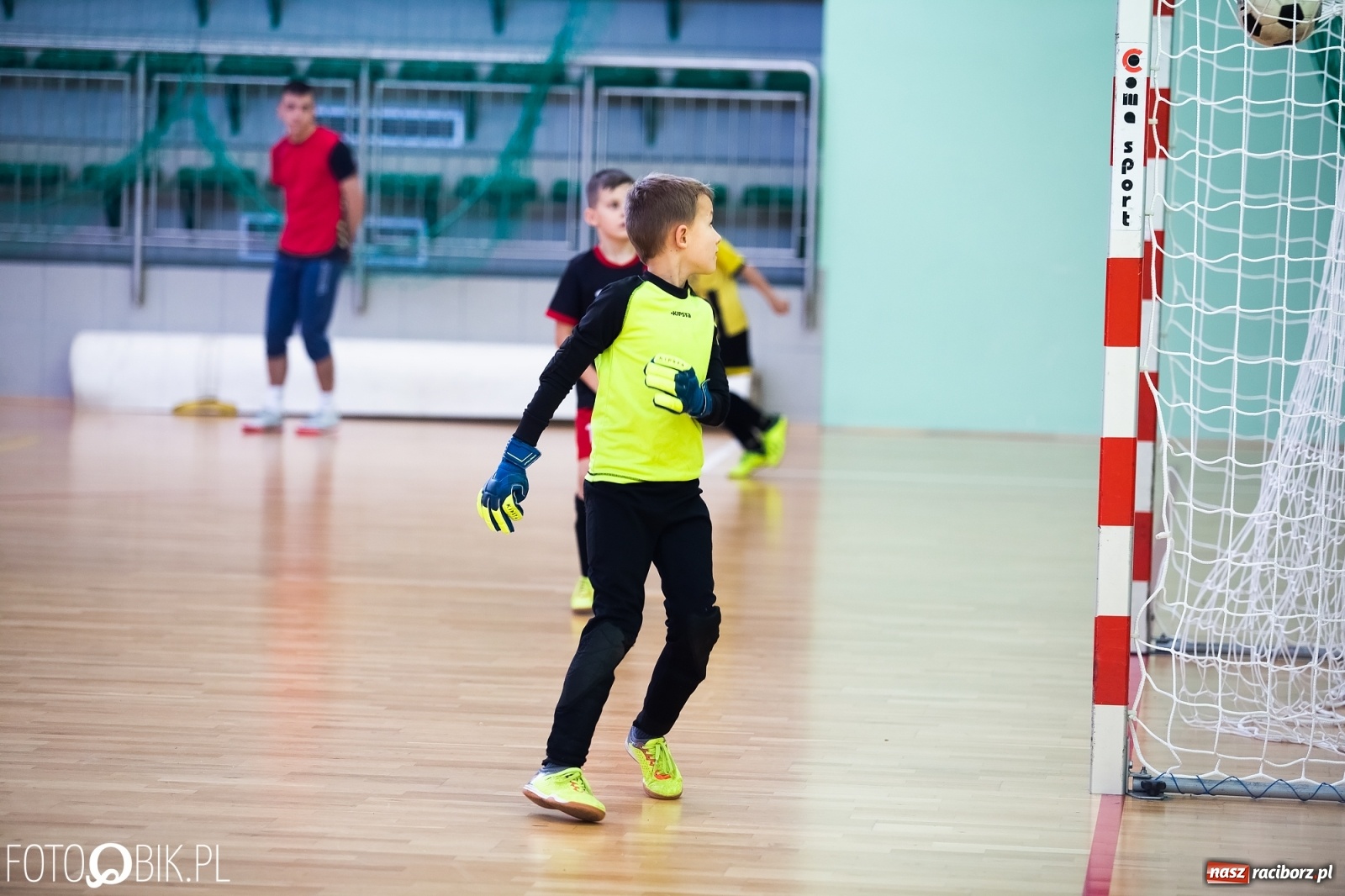 Zdjęcie w galerii na portalu naszraciborz.pl: Młodzi piłkarze walczą w Turnieju Mikołajkowym wiadomości z regionu