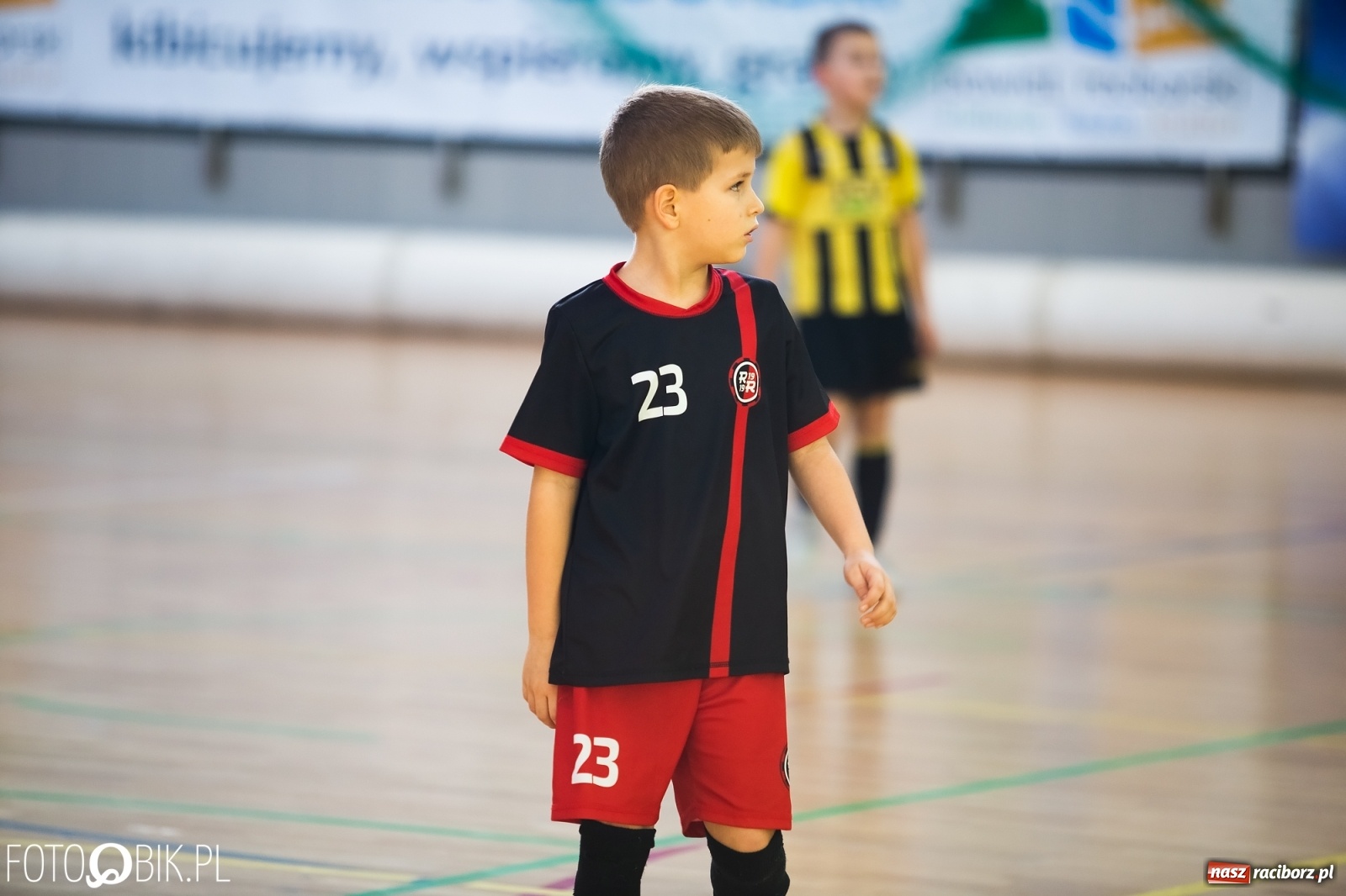 Zdjęcie w galerii na portalu naszraciborz.pl: Młodzi piłkarze walczą w Turnieju Mikołajkowym wiadomości z regionu