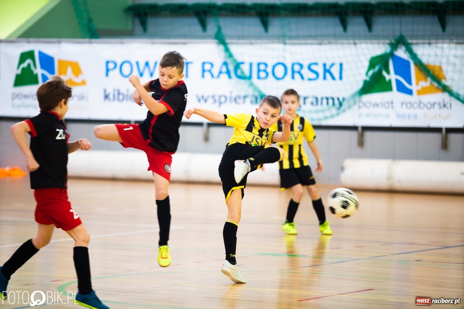 Zdjęcie w galerii na portalu naszraciborz.pl: Młodzi piłkarze walczą w Turnieju Mikołajkowym wiadomości z regionu