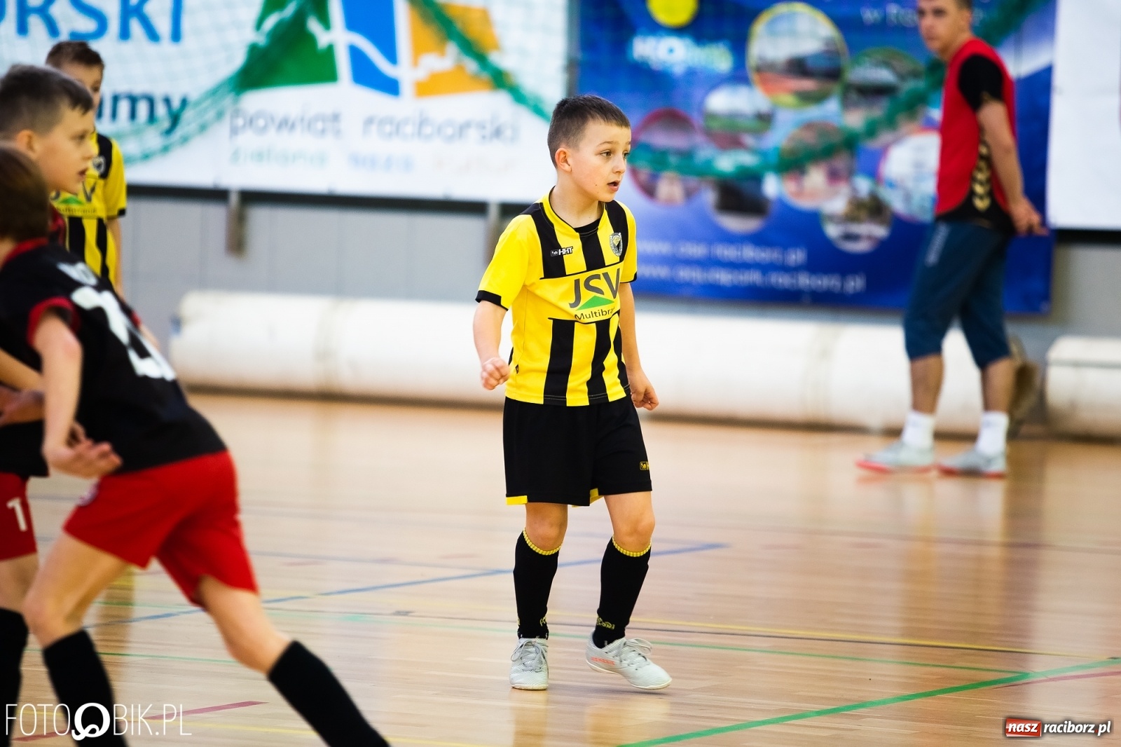 Zdjęcie w galerii na portalu naszraciborz.pl: Młodzi piłkarze walczą w Turnieju Mikołajkowym wiadomości z regionu