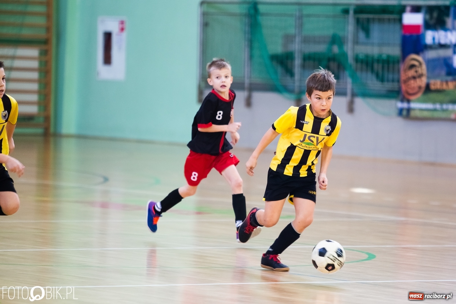 Zdjęcie w galerii na portalu naszraciborz.pl: Młodzi piłkarze walczą w Turnieju Mikołajkowym wiadomości z regionu