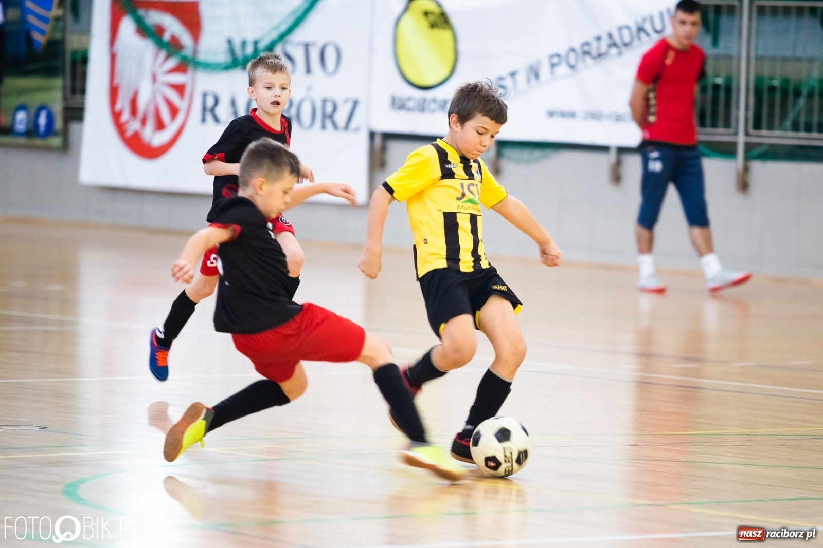 Zdjęcie w galerii na portalu naszraciborz.pl: Młodzi piłkarze walczą w Turnieju Mikołajkowym wiadomości z regionu