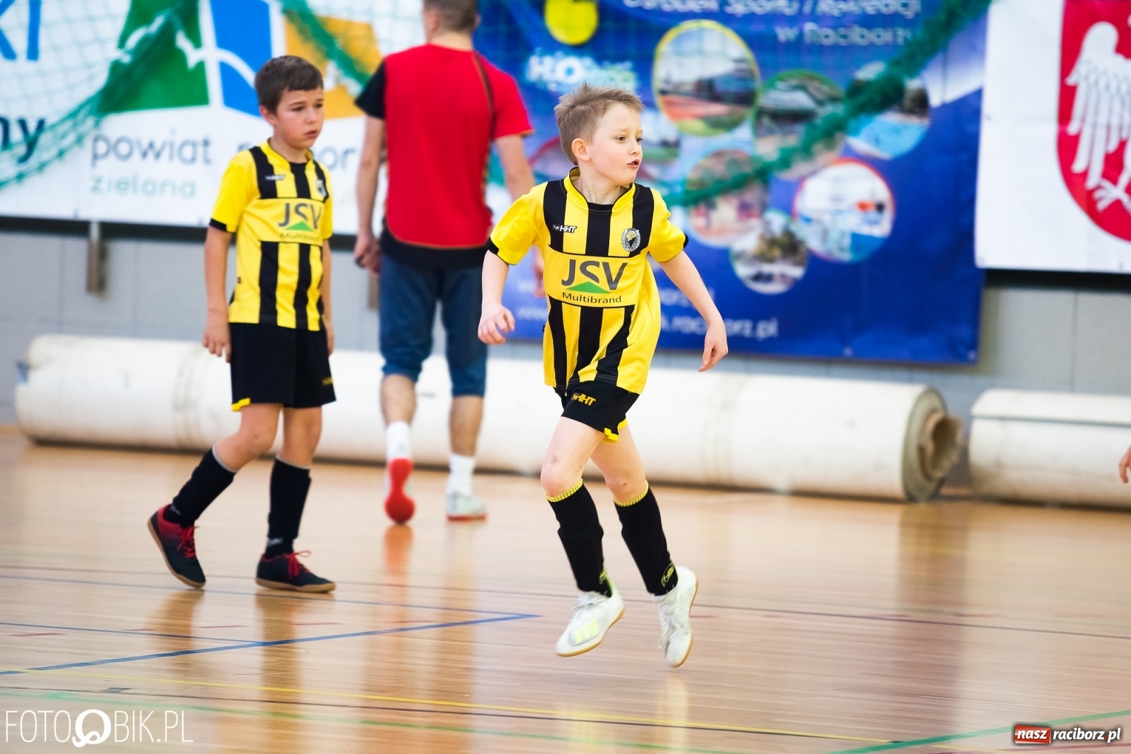 Zdjęcie w galerii na portalu naszraciborz.pl: Młodzi piłkarze walczą w Turnieju Mikołajkowym wiadomości z regionu