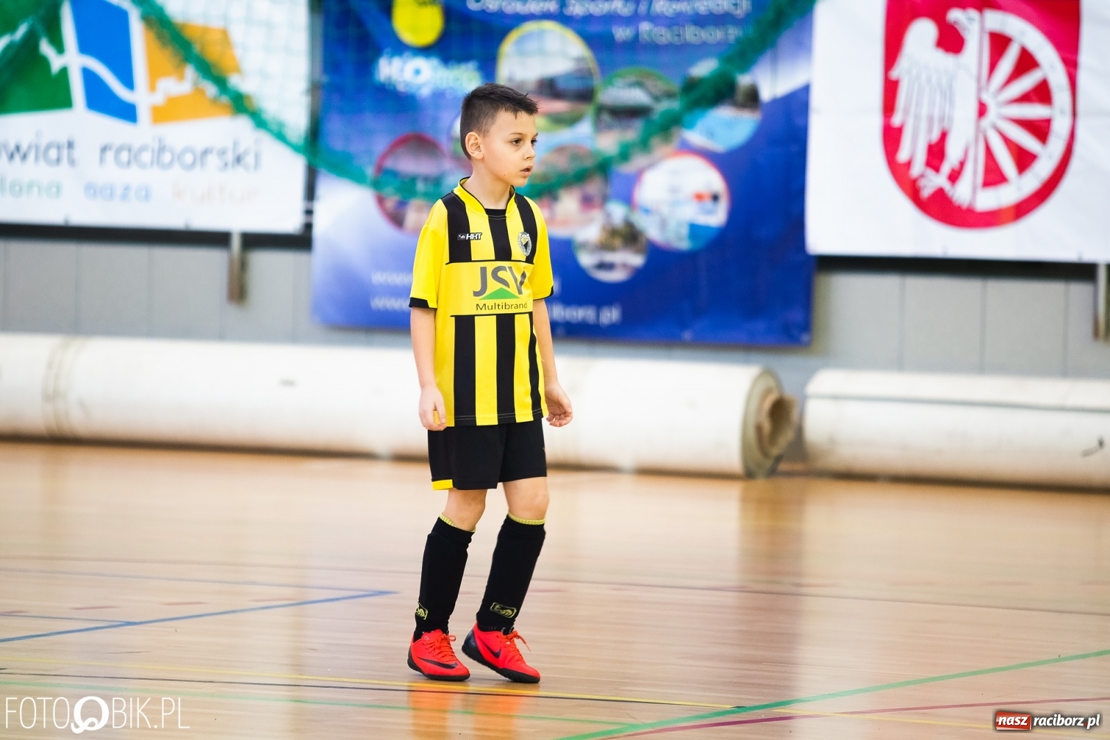 Zdjęcie w galerii na portalu naszraciborz.pl: Młodzi piłkarze walczą w Turnieju Mikołajkowym wiadomości z regionu