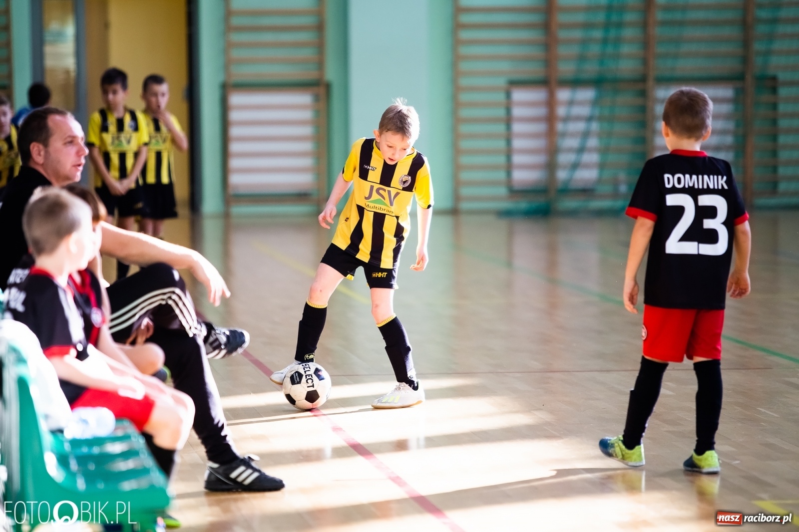 Zdjęcie w galerii na portalu naszraciborz.pl: Młodzi piłkarze walczą w Turnieju Mikołajkowym wiadomości z regionu