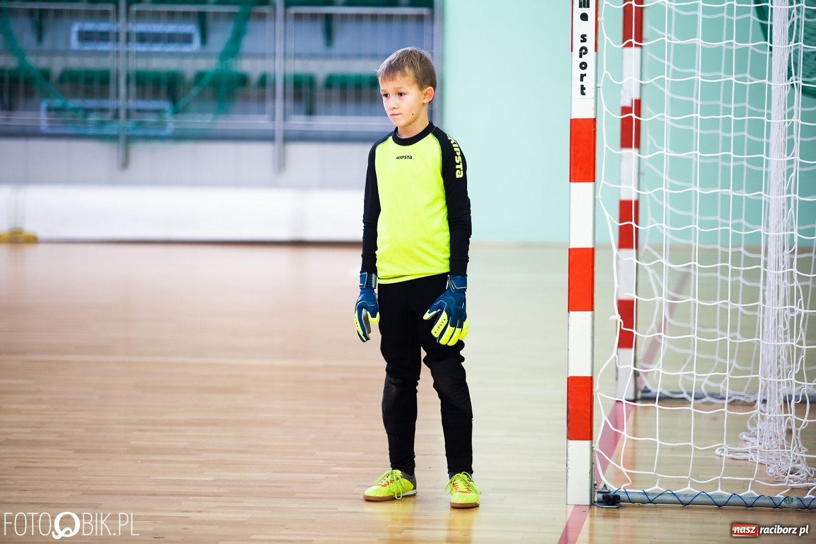 Zdjęcie w galerii na portalu naszraciborz.pl: Młodzi piłkarze walczą w Turnieju Mikołajkowym wiadomości z regionu