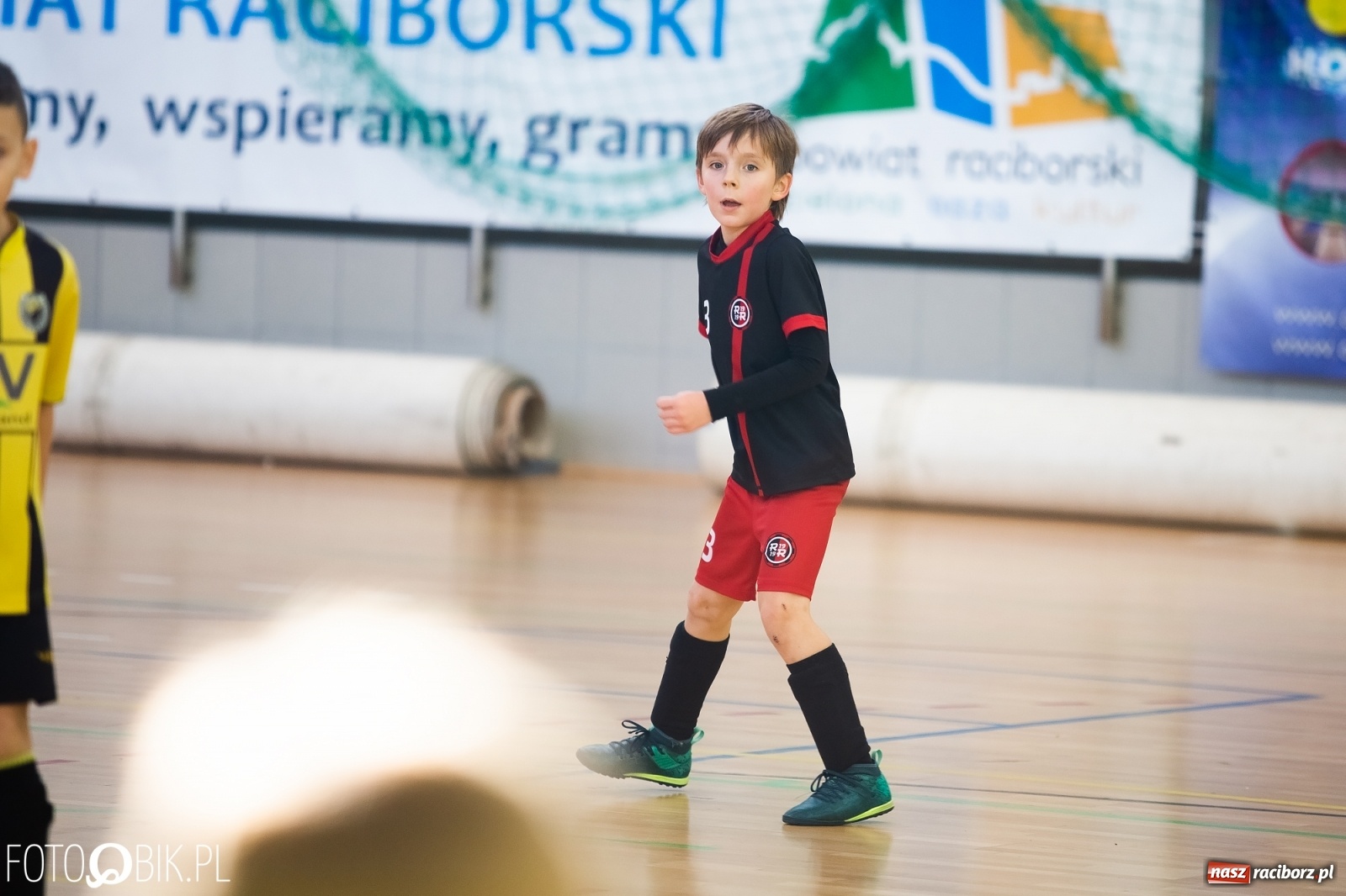 Zdjęcie w galerii na portalu naszraciborz.pl: Młodzi piłkarze walczą w Turnieju Mikołajkowym wiadomości z regionu