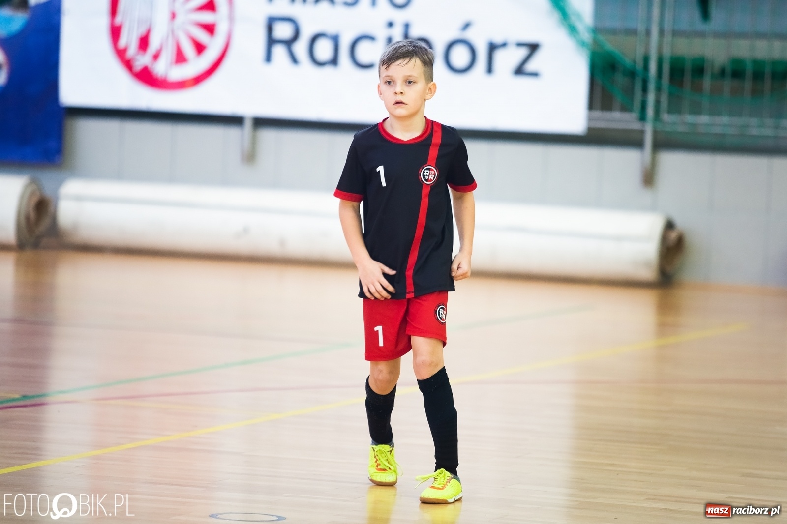 Zdjęcie w galerii na portalu naszraciborz.pl: Młodzi piłkarze walczą w Turnieju Mikołajkowym wiadomości z regionu