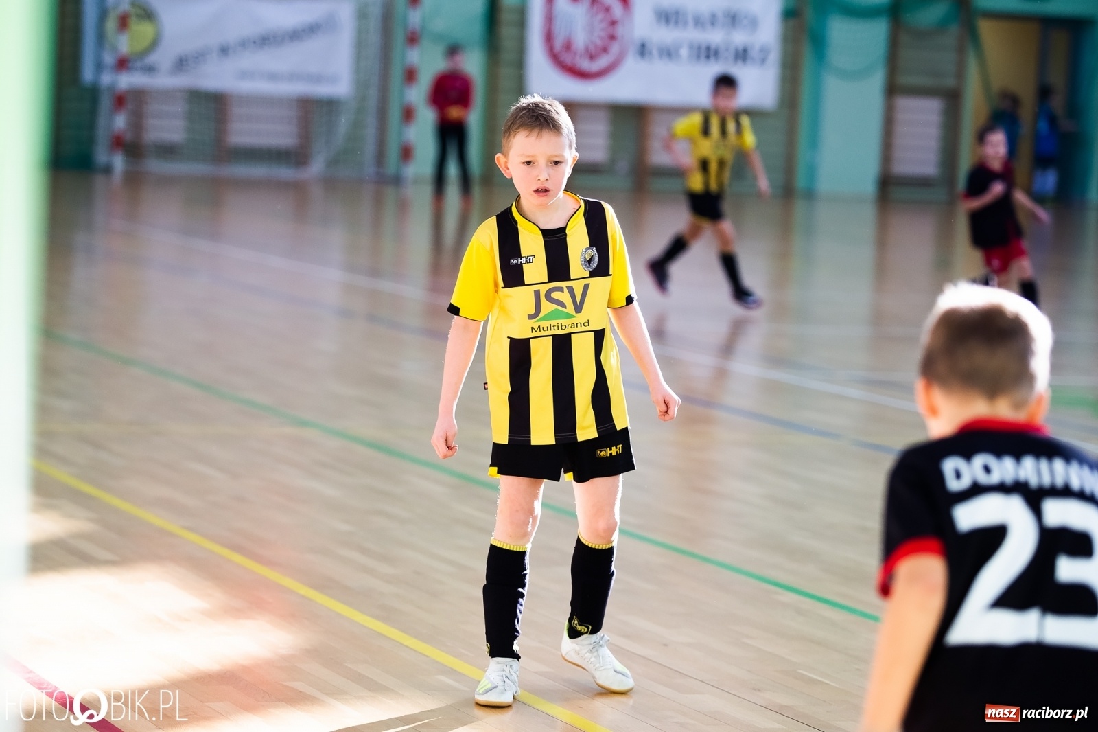 Zdjęcie w galerii na portalu naszraciborz.pl: Młodzi piłkarze walczą w Turnieju Mikołajkowym wiadomości z regionu