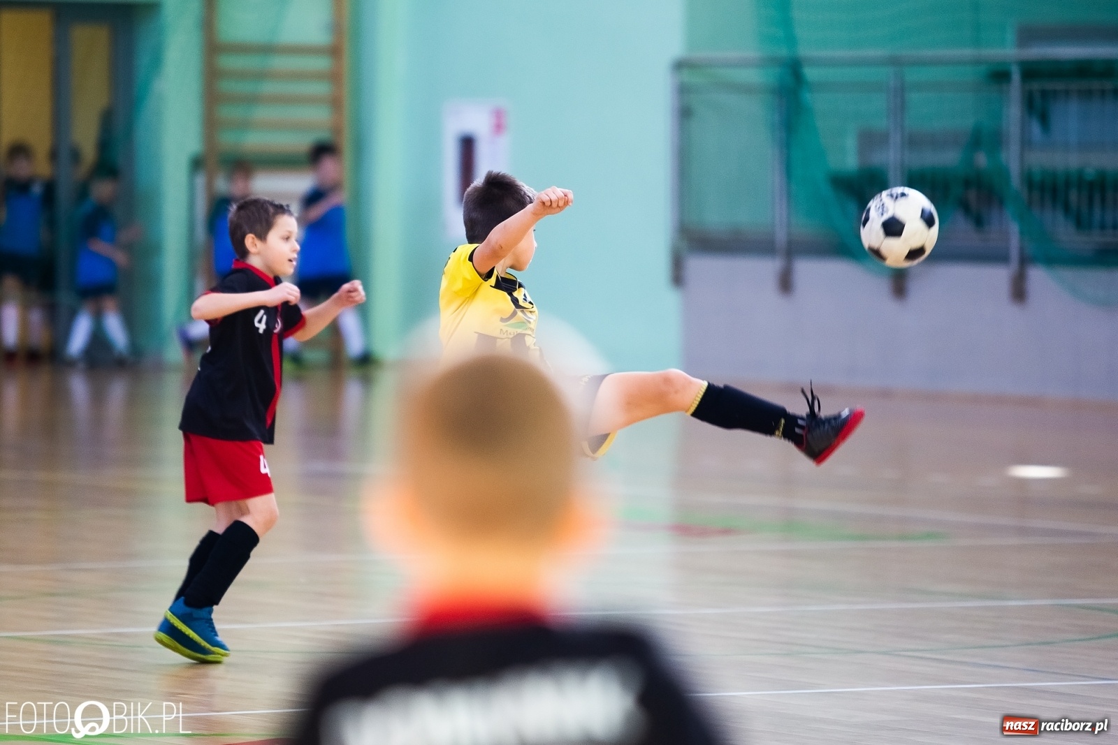 Zdjęcie w galerii na portalu naszraciborz.pl: Młodzi piłkarze walczą w Turnieju Mikołajkowym wiadomości z regionu