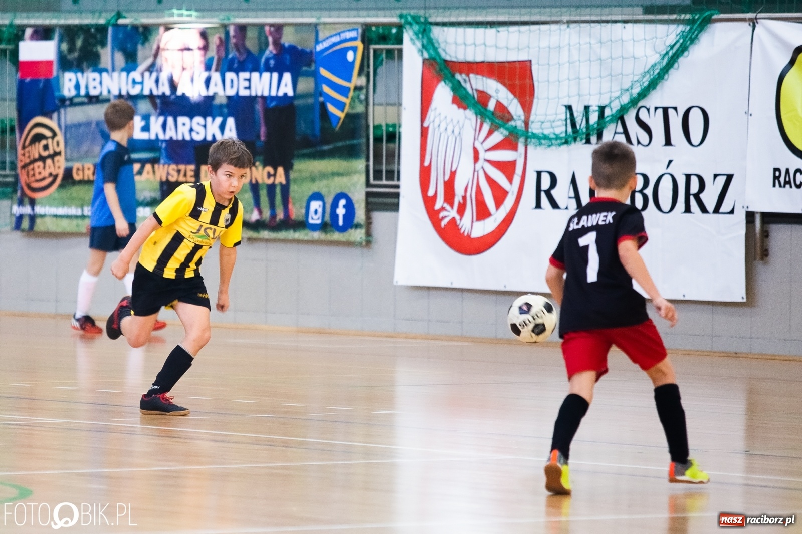 Zdjęcie w galerii na portalu naszraciborz.pl: Młodzi piłkarze walczą w Turnieju Mikołajkowym wiadomości z regionu
