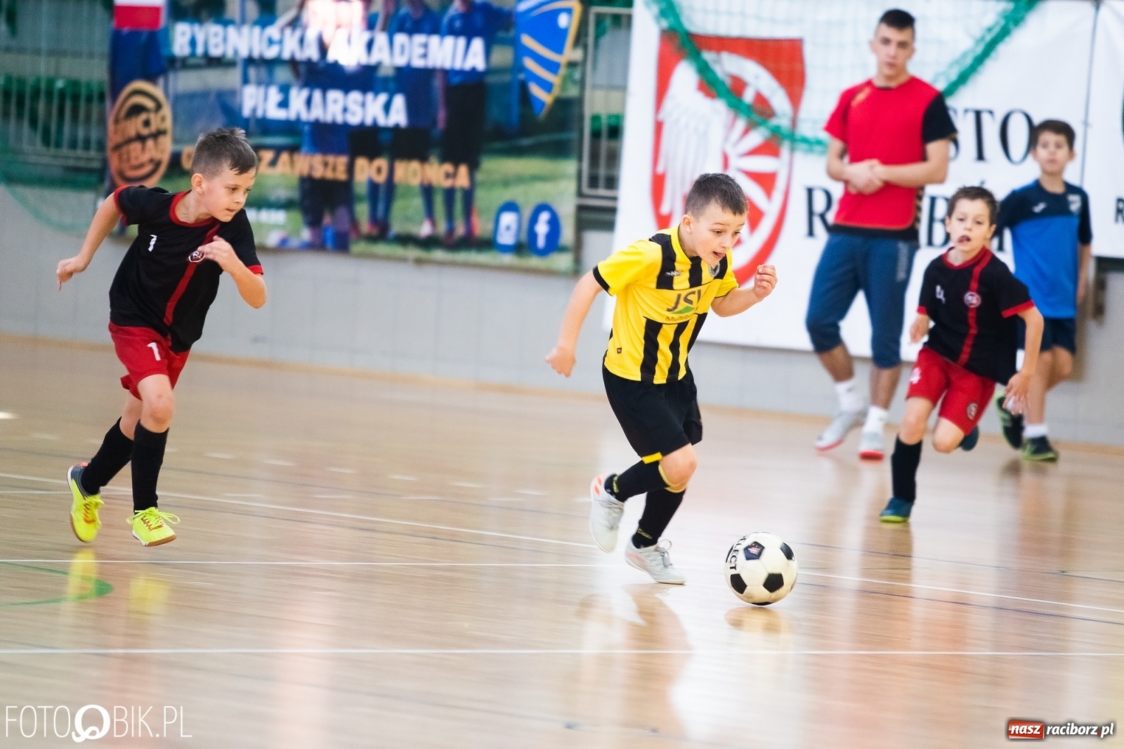Zdjęcie w galerii na portalu naszraciborz.pl: Młodzi piłkarze walczą w Turnieju Mikołajkowym wiadomości z regionu