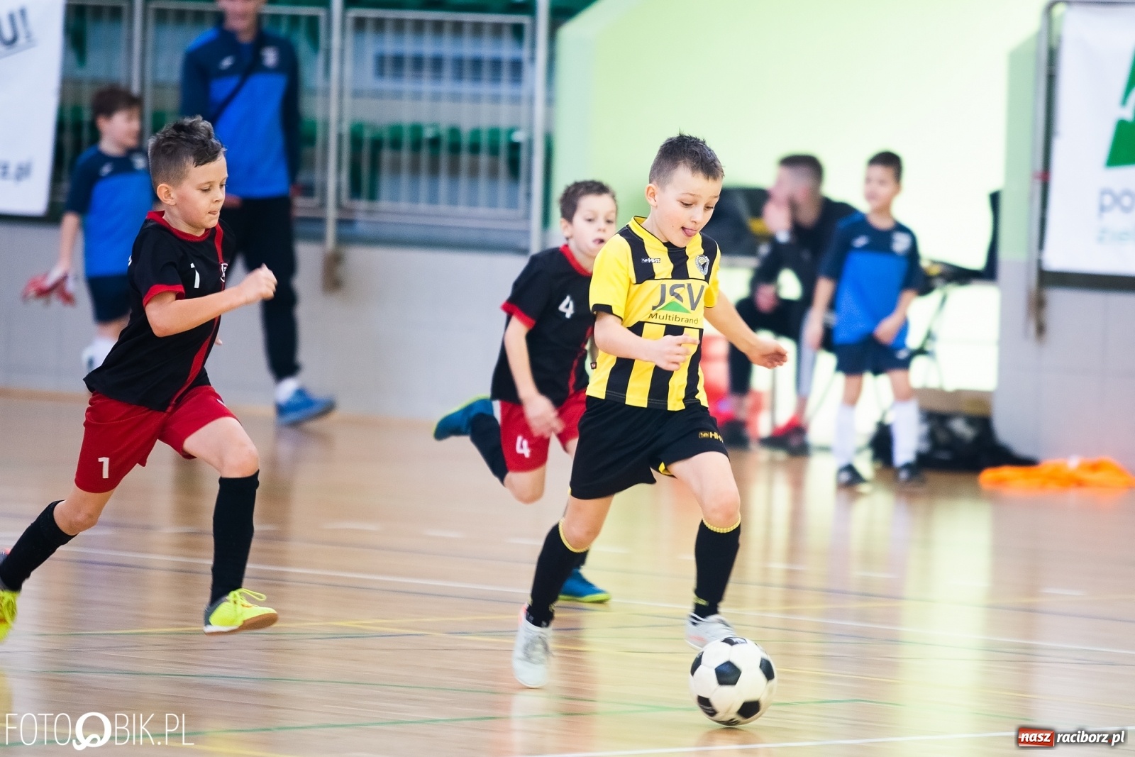 Zdjęcie w galerii na portalu naszraciborz.pl: Młodzi piłkarze walczą w Turnieju Mikołajkowym wiadomości z regionu