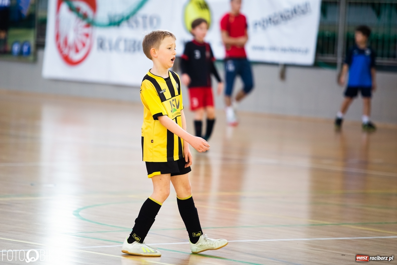 Zdjęcie w galerii na portalu naszraciborz.pl: Młodzi piłkarze walczą w Turnieju Mikołajkowym wiadomości z regionu