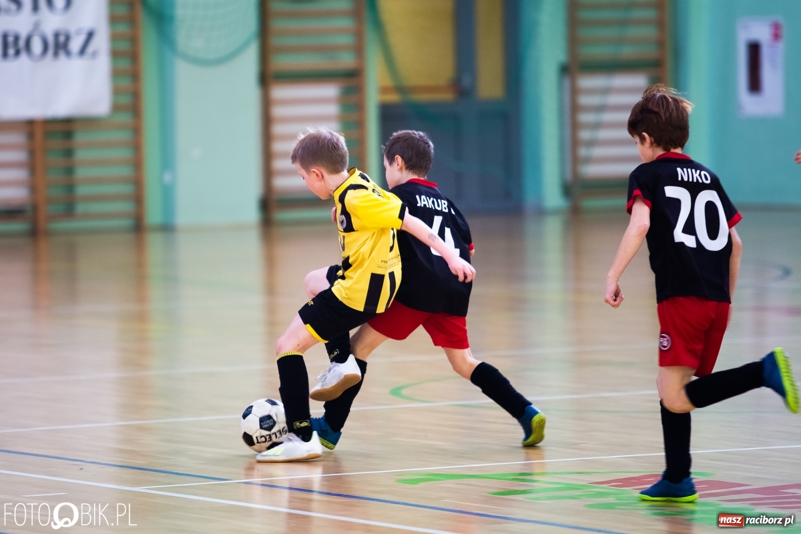 Zdjęcie w galerii na portalu naszraciborz.pl: Młodzi piłkarze walczą w Turnieju Mikołajkowym wiadomości z regionu