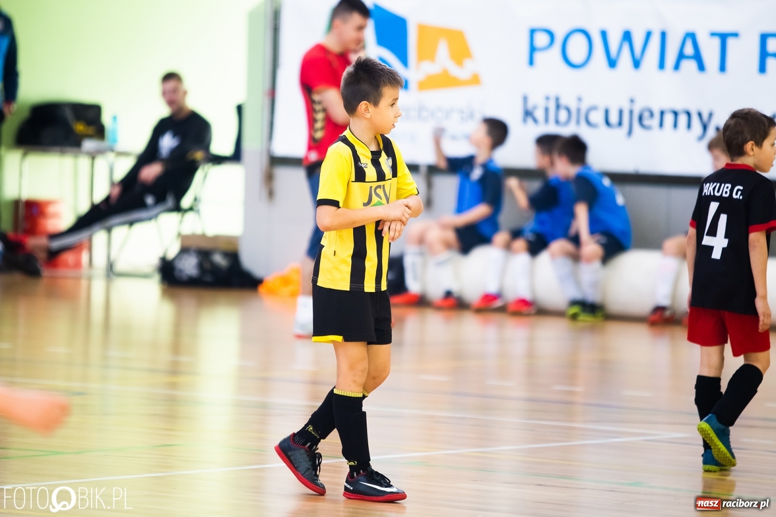 Zdjęcie w galerii na portalu naszraciborz.pl: Młodzi piłkarze walczą w Turnieju Mikołajkowym wiadomości z regionu