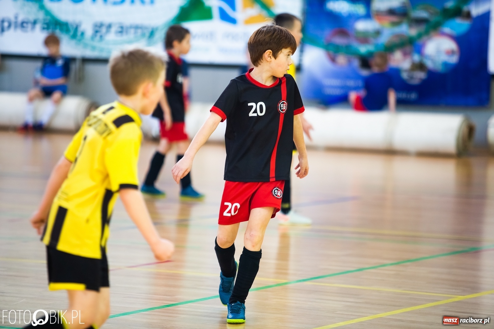 Zdjęcie w galerii na portalu naszraciborz.pl: Młodzi piłkarze walczą w Turnieju Mikołajkowym wiadomości z regionu